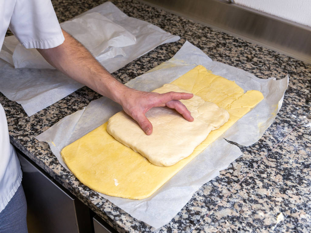 Après avoir mélangé un beurre-farine dans une cuve à température ambiante, la pâte obtenue vient envelopper la détrempe pour réaliser ce qu’on appelle un feuilletage inversé.