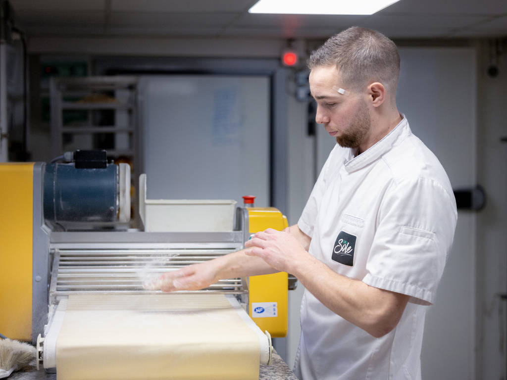 La pâte, composée d’une couche feuilletée et d’une couche de beurre, passe au laminoir pour être affinée. La pâte est ensuite repliée une première fois. Un « tour double » sera réalisé le lendemain, puis un autre le surlendemain.