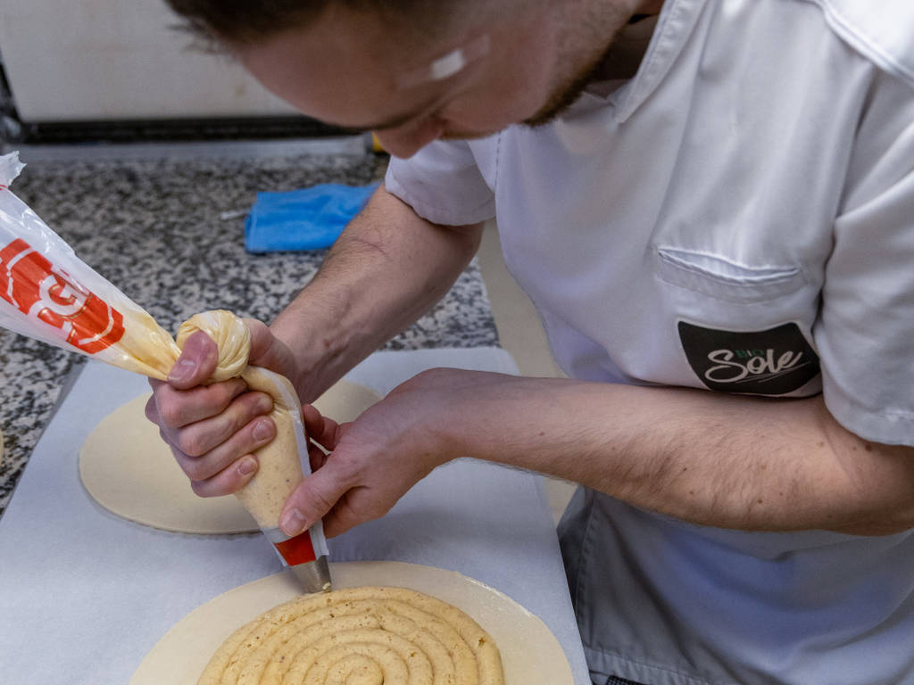 Une pâte d’amandes, un beurre pommade mélangé avec du sucre et monté à la feuille, de la poudre d’amandes torréfiées, puis de la farine et des œufs, et voici qu’apparaît la crème pâtissière… on mélange le tout et l’on obtient la fameuse frangipane ! Ici,