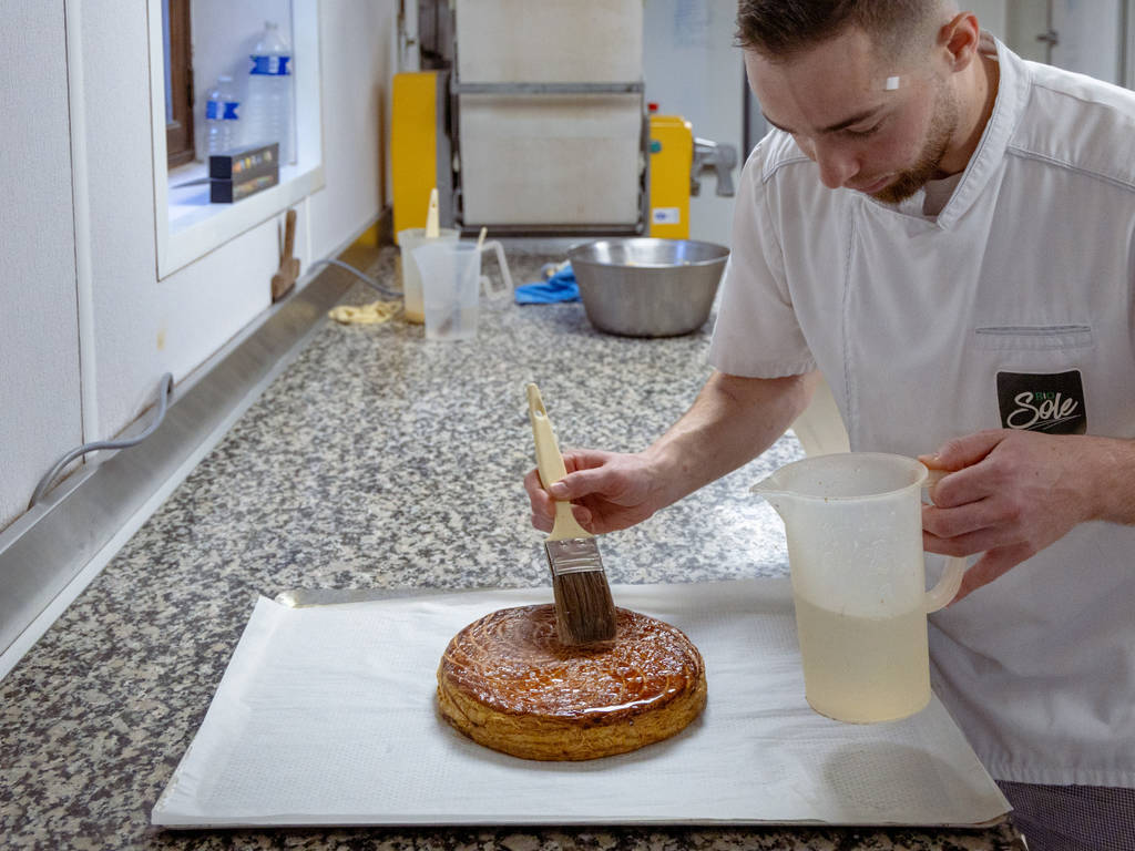 Après 45 minutes à une heure de cuisson, on passe un coup de sirop sur la galette dès sa sortie du four. Bien dorée et gourmande, elle est désormais prête à être dégustée !