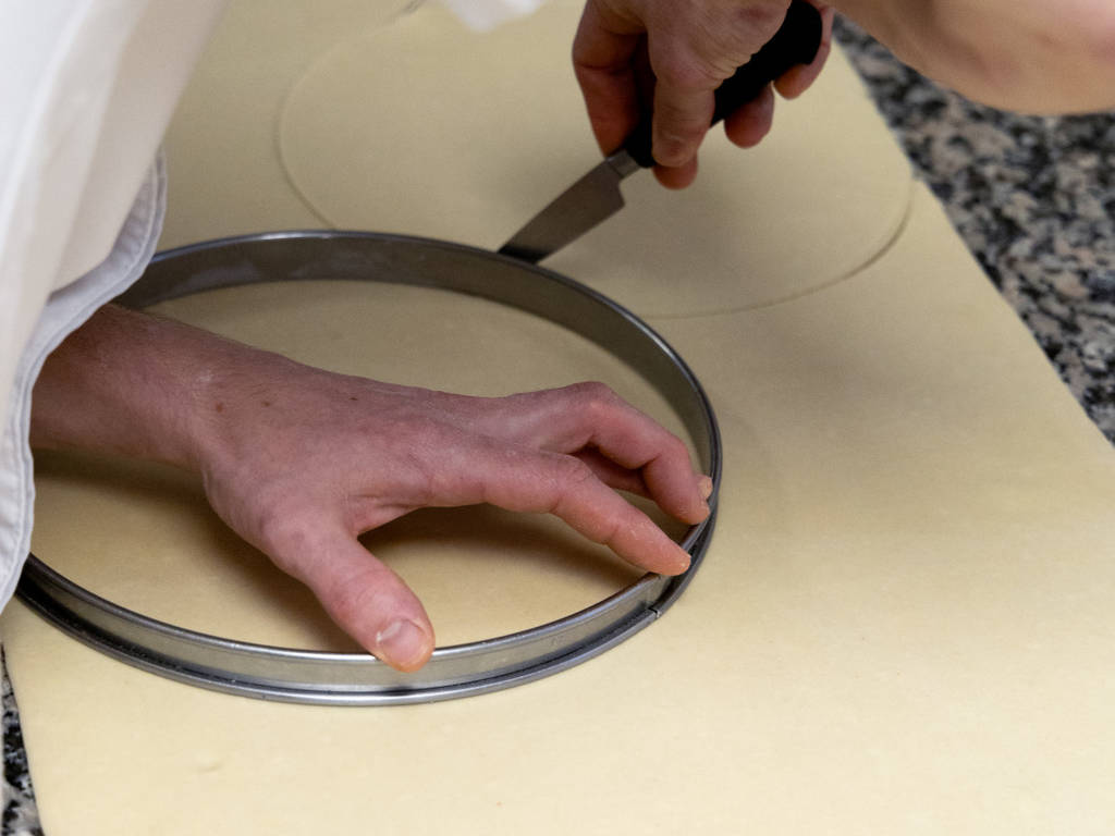 À l’aide d’un cercle, les galettes sont détaillées. Ici, trois galettes de six personnes.